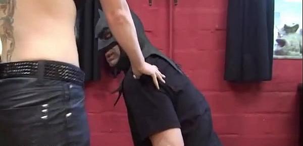 Sklaven Qual und Sklaven Folter, extrem BDSM Fetisch Session mit deutscher Domina im Studio, Sklave gefoltert